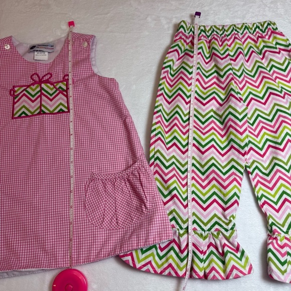 Smockadot Kids Chevron Set with Embroidered Present Emblem - Picture 3 of 10